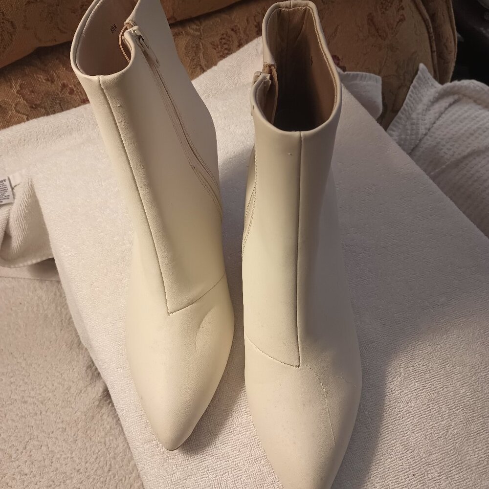 Apt.9 Century Ivory Block Heel Ankle Boots. Sz 8 1/2